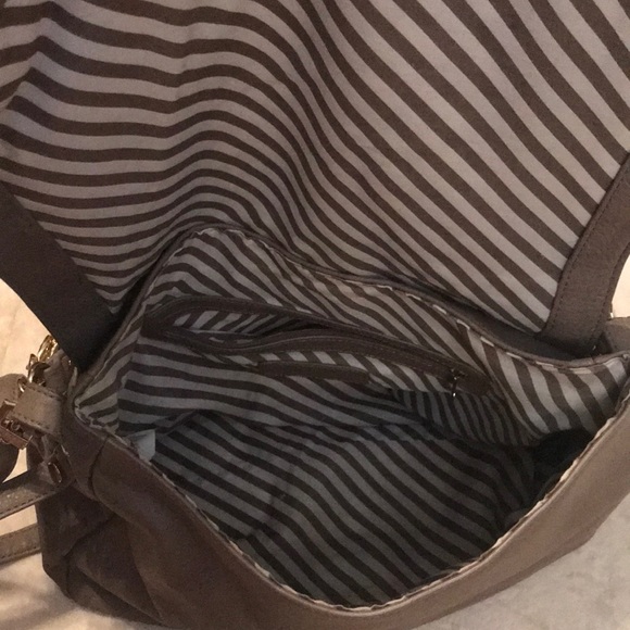 Medium Sized Messenger Bag - Picture 3 of 3